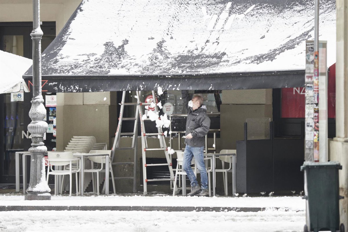 Nieve, viento y oleaje activan avisos en 16 provincias y Melilla, con mínimas de hasta 2ºC