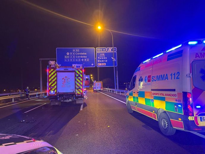Summa 112 y Bomberos de la Comunidad de Madrid tras el accidente entre un coche y un camión en la M-50
