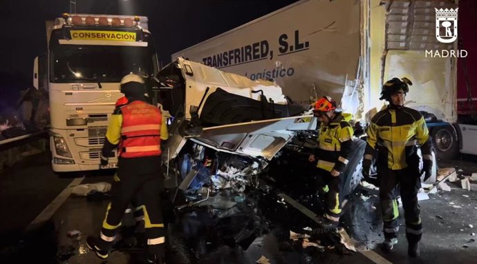 Bomberos del Ayuntamiento de Madrid trabajan tras el accidente entre tres camiones en la M-50