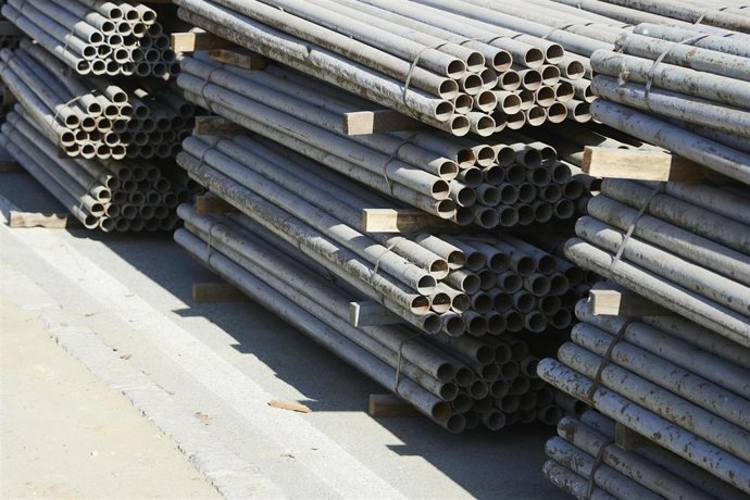 Archivo - Tubos de hierro.