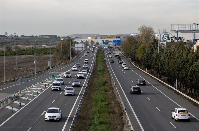Archivo - Varios vehículos a su paso por la A-3, a 5 de diciembre de 2024, en Madrid (España)