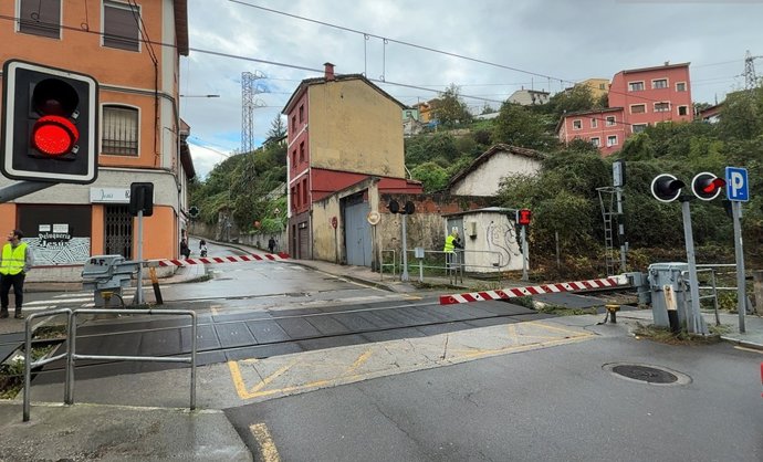 Archivo - Paso a nivel