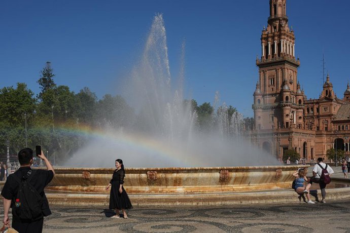 Archivo - Turistas pasean por la Plaza de España. A 10 de mayo de 2024, en Sevilla (Andalucía, España).