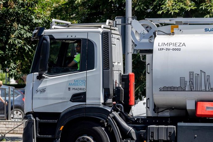 Archivo - Un camión de limpieza, a 29 de mayo de 2025, en Madrid