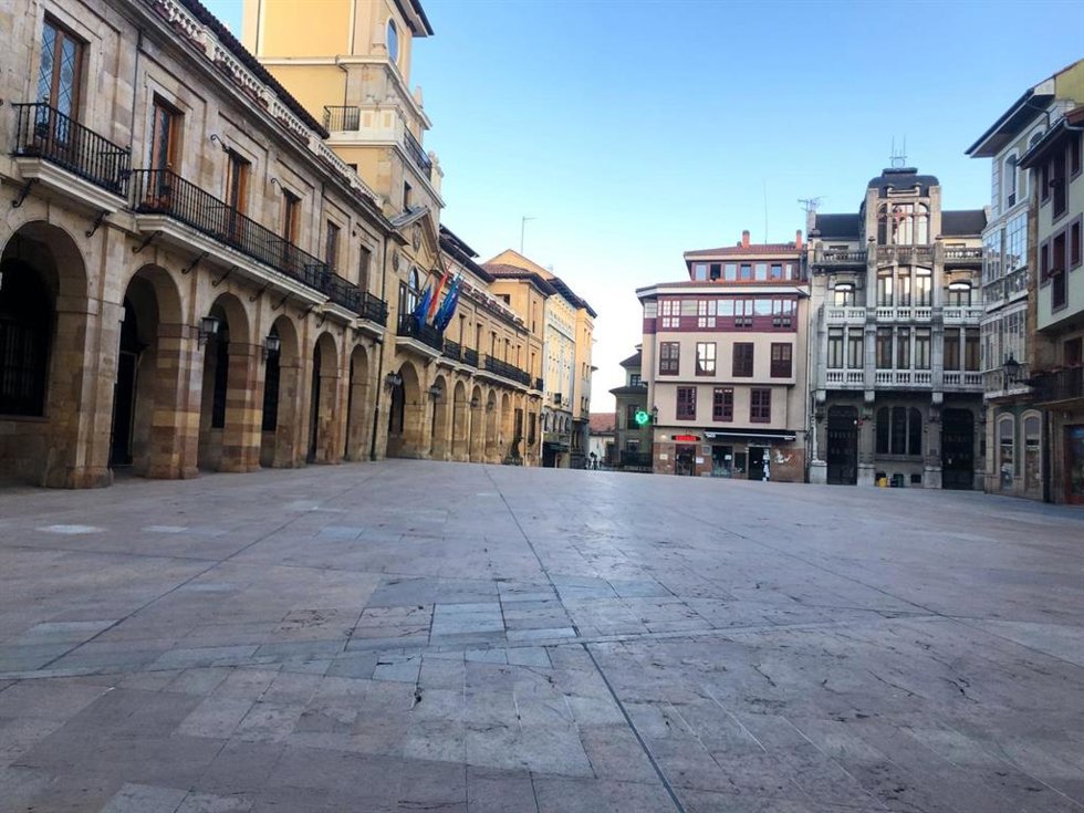 Archivo - La plaza del Ayuntamiento de Oviedo y Trascorrales, vacías durante el Estado de Alarma.