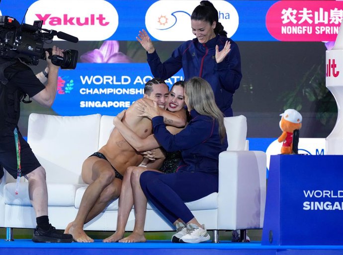 Archivo - CINGAPURA, 25 de julho de 2025 -- Dennis Gonzalez Boneu(1º L)/Iris Tio Casas (2º L) da Espanha comemoram após a final do dueto misto livre da natação artística no Campeonato Mundial de Esportes Aquáticos em Cingapura, 25 de julho de 2025: 102559