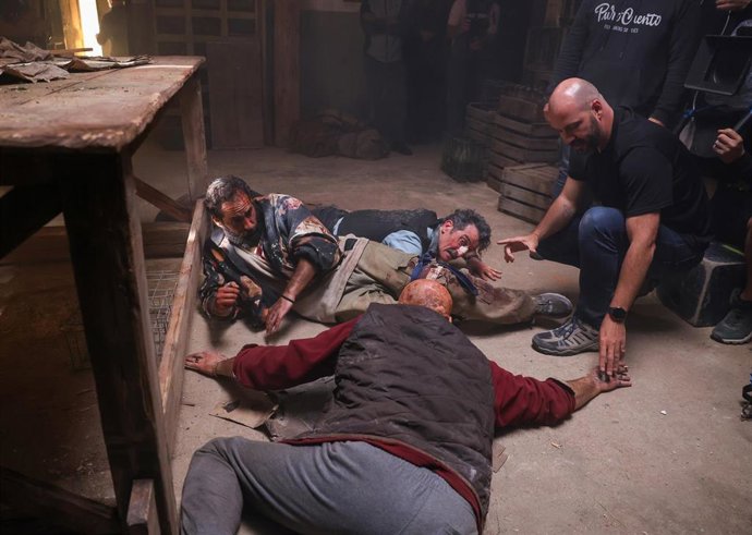 Archivo - Delante del director Albert Pintó (d), los actores Luis Zahera (d), Jesús Carroza (c) y Karra Elejalde (i) durante el rodaje de la película ‘Tierra de Nadie’, en la Finca Cuarto Carretero, a 14 de mayo de 2024, en Galapagar, Madrid (España). ‘Ti