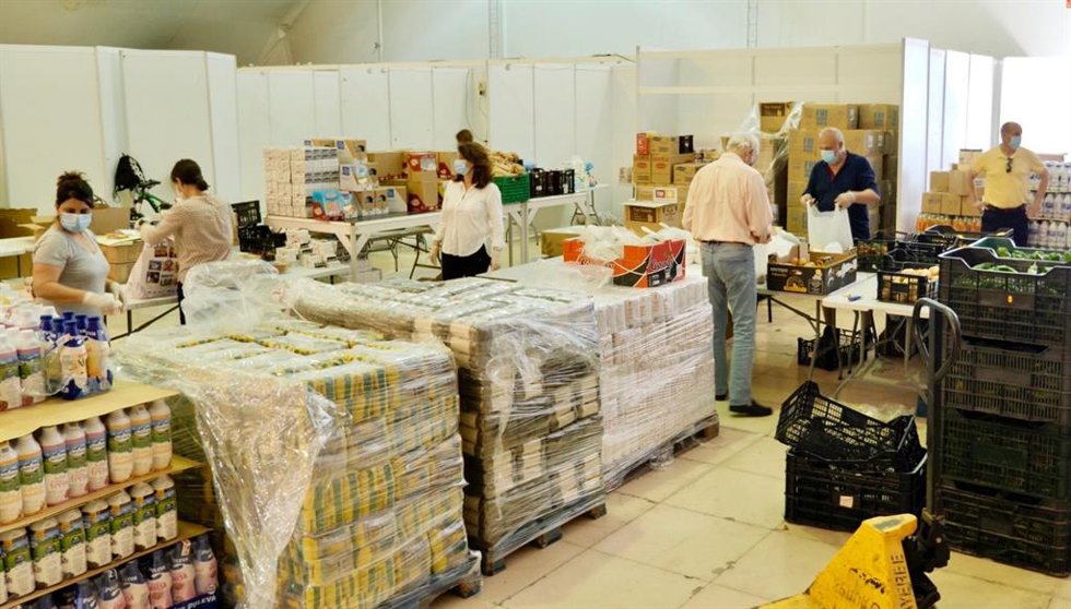 Archivo - Reparto de alimentos para familias con necesidades de Estepona.