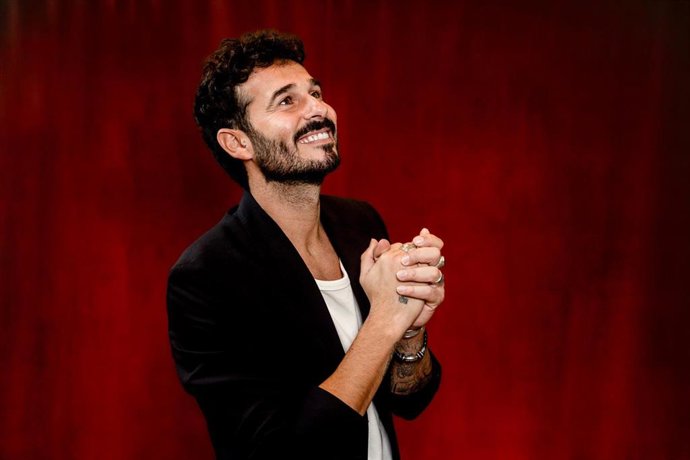 Archivo - El cantante Antoñito Molina posa para Europa Press, a 16 de octubre de 2024, en Madrid.