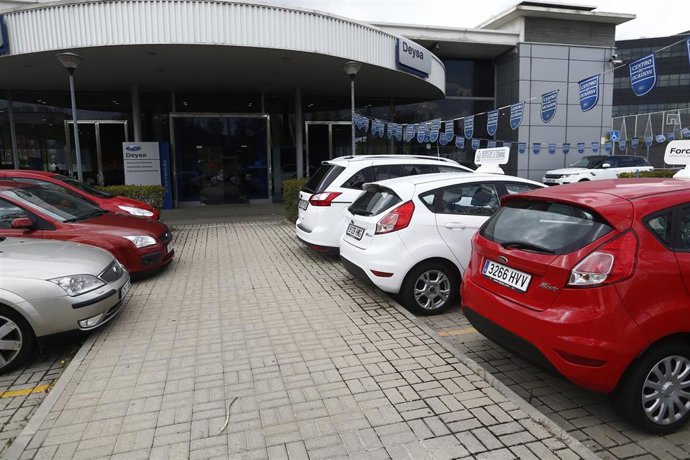 Archivo - Concesionario de coches.