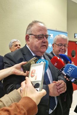 El consejero de Sanidad, Alejandro Vázquez Ramos, durante su visita al Complejo Asistencial de León.