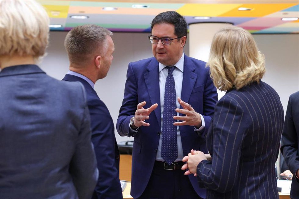 El ministro Óscar López conversa con otros ministros de Telecomunicaciones europeos en los márgenes de un Consejo de la UE en Bruselas.