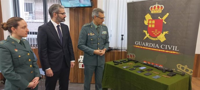 De izquierda a derecha: la teniente oficial de Caso Paula Segura; el delegado del Gobierno en la Región, Francisco Lucas, y el coronel jefe de la Guardia Civil en la Región, Francisco Pulido
