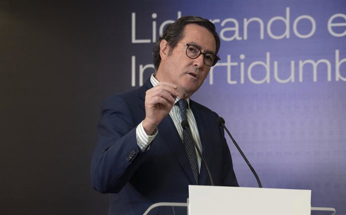 El president de CEOE, Antonio Garamendi, durant l'obertura de la cimera empresarial 'Liderant en incertesa', en el Gran Hotel Lakua