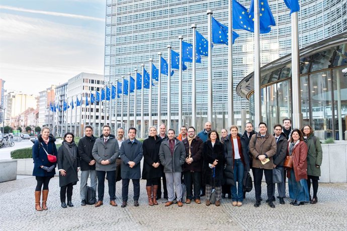 El consejero de Industria y de Transición Ecológica y Digital Empresarial del Gobierno de Navarra, Mikel Irujo, junto a represenatntes de las regiones europeas que se han adherido a una declaración por la industria renovable.