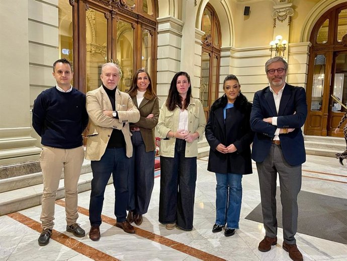 La diputada nacional de Vox, Rocío de Meer, junto a compañeros de Vox Asturias.