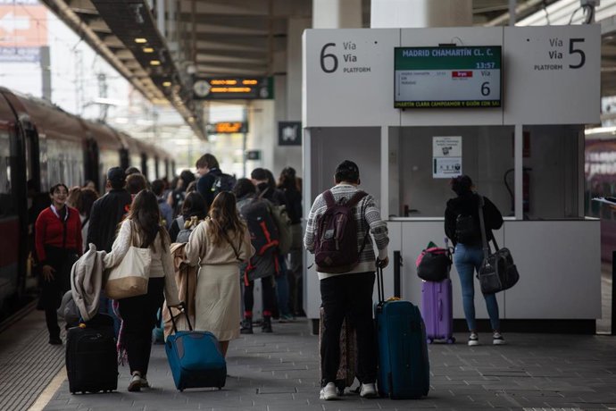 Archivo - Imagen de archivo de varias personas en el andén para coger un tren a Madrid, desde la estación Joaquín Sorolla