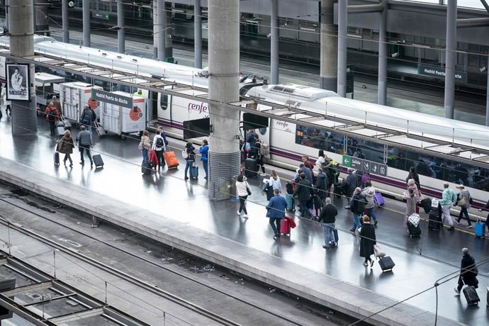 Archivo - Varias personas en una de las vías de la estación Puerta de Atocha-Almudena Grandes