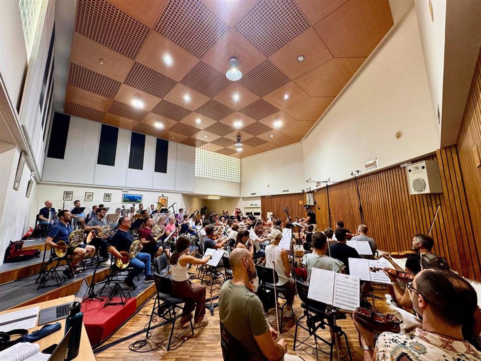 Imagen de la grabación de la banda sonora original de La Navidad en sus manos 2 en el Auditorio regional Víctor Villegas