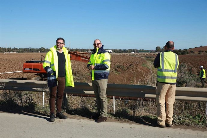 Javier Bello inspeccionando la limpia cauces de arroyos y desbroza márgenes de carreteras.