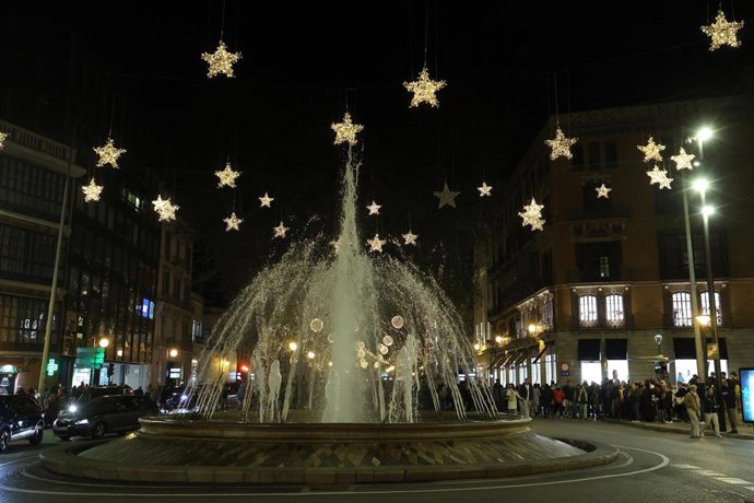 Cientos de personas durante el encendido de las luces de Navidad.