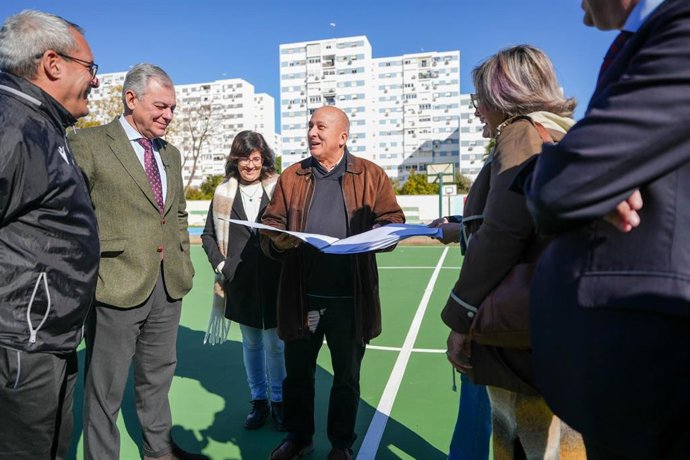 El Ayuntamiento renueva los baños del CEIP Hermanos Machado del Distrito Norte