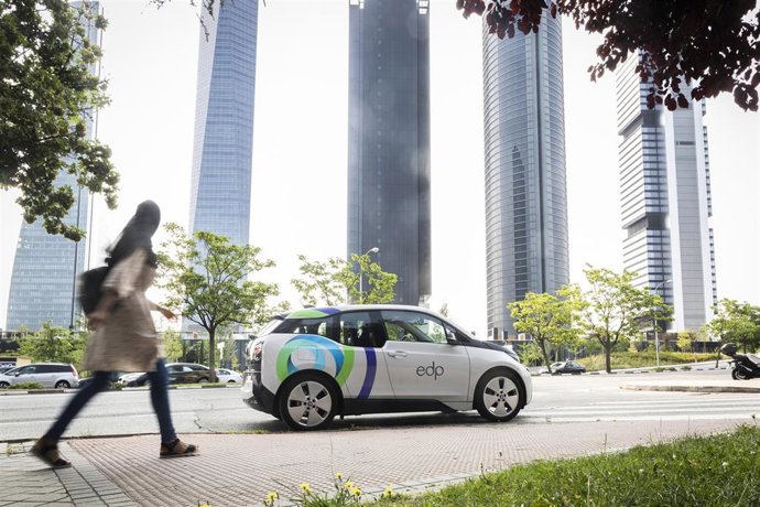 Archivo - Vehiculo corporativo de EDP por las calles de Madrid.