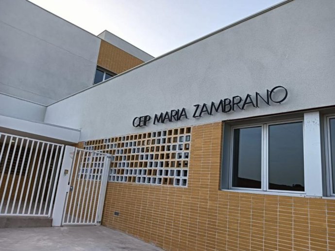 Acceso al CEIP María Zambrano, de Parque Venecia.