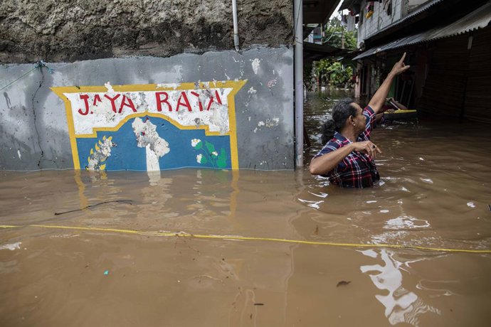 Archivo - Arxiu - Imatge d'arxiu d'un carrer completament negat a Jakarta, Indonèsia.