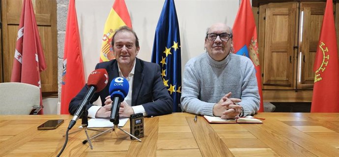 El concejal de Cultura del Ayuntamiento de Ávila, Ángel Sánchez, y José María Muñoz Quirós, coordinador de la actividad "Diálogos con San Juan de la Cruz".