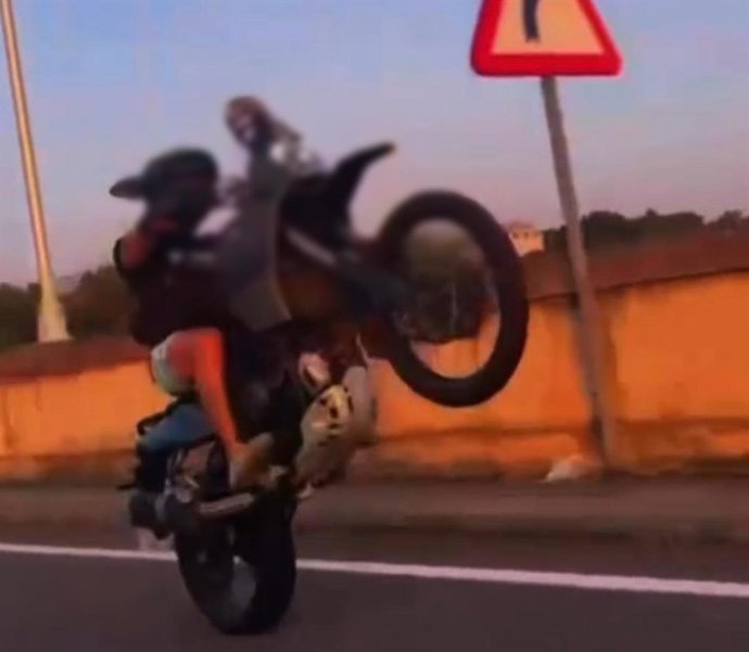 Imagen del conductor investigado por maniobras temerarias con una motocicleta.