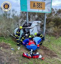 Dos heridos graves tras impactar contra un poste de señalización al salirse su vehículo en la A-381 en Cádiz