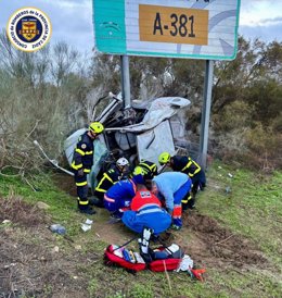 Efectivos de bomberos y bomberos asistiendo a uno de los heridos accidentados en la A-381.