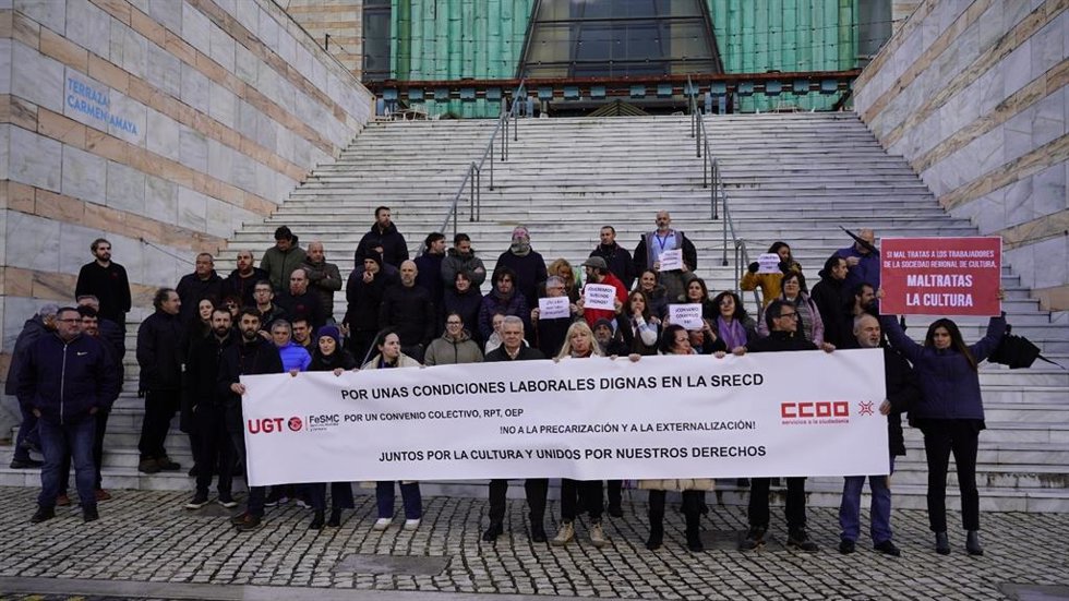 Los sindicatos de la SRECD en la concentración convocada en el Palacio de Festivales.-ARCHIVO