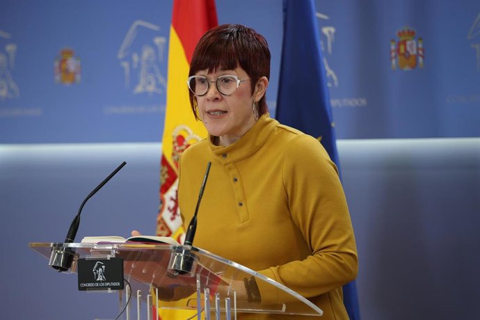 La diputada de Compromís, Àgueda Micó, durante una rueda de prensa en el Congreso de los Diputados, a 2 de diciembre de 2025, en Madrid (España).