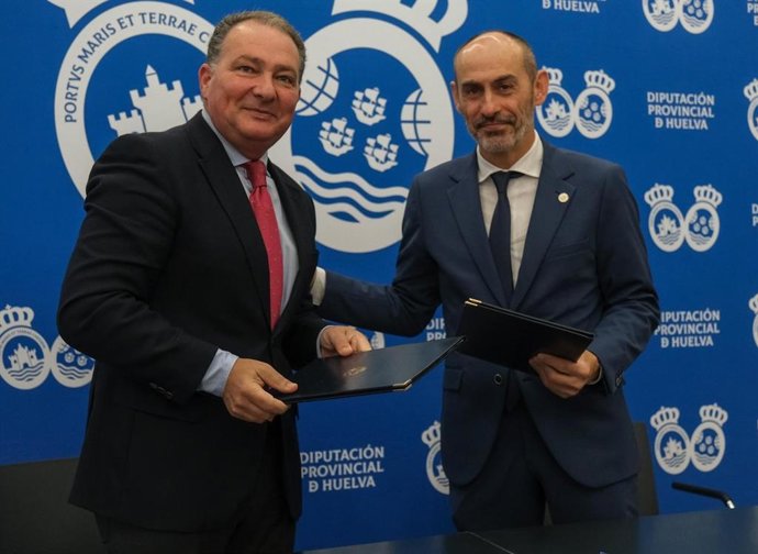 El presidente de la Diputación de Huelva, David Toscano (izquierda), y el rector de la Universidad de Huelva, José Rodríguez Quintero, durante la firma del convenio.