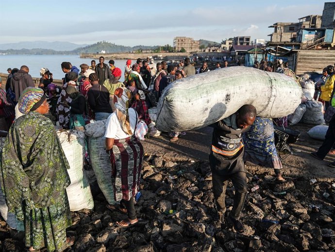 Archivo - October 19, 2025, Goma, North-Kivu, DEMOCRATIC REPUBLIC OF THE CONGO: 11/18/2025, GOMA, DEMOCRATIC REPUBLIC OF THE CONGO, DRCÂ , fishermen, fishing net, fishing pirogue, fresh fish, Kivu lac. Daily life under the domination of AFC/M23 rebel sold