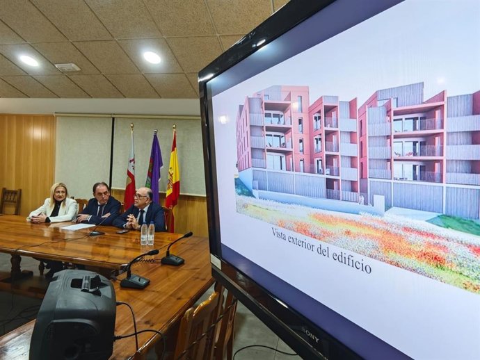 De Gregorio (i), Jiménez y Serrrano presentan la promoción de viviendas en Golmayo.