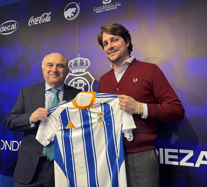 El director territorial de CaixaBank en Andalucía, Juan Ignacio Zafra, y el , presidente del Recreativo de Huelva, Adrián Fernández.