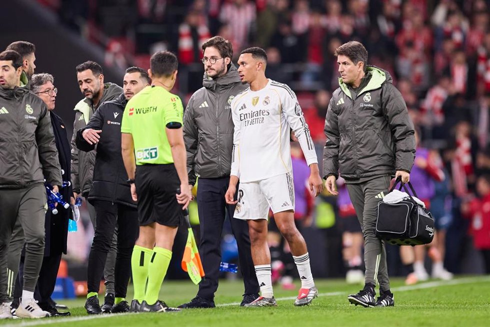 Trent Alexander-Arnold abandona San Mamés tras lesionarse ante el Athletic Club