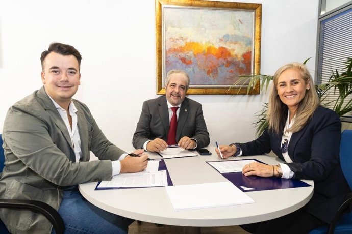 El conseller de Hacienda, Innovación y Función Pública del Consell de Mallorca, Rafel Bosch (c).