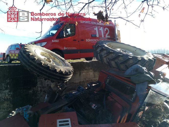 Imagen del tractor volcado en Cáseda.