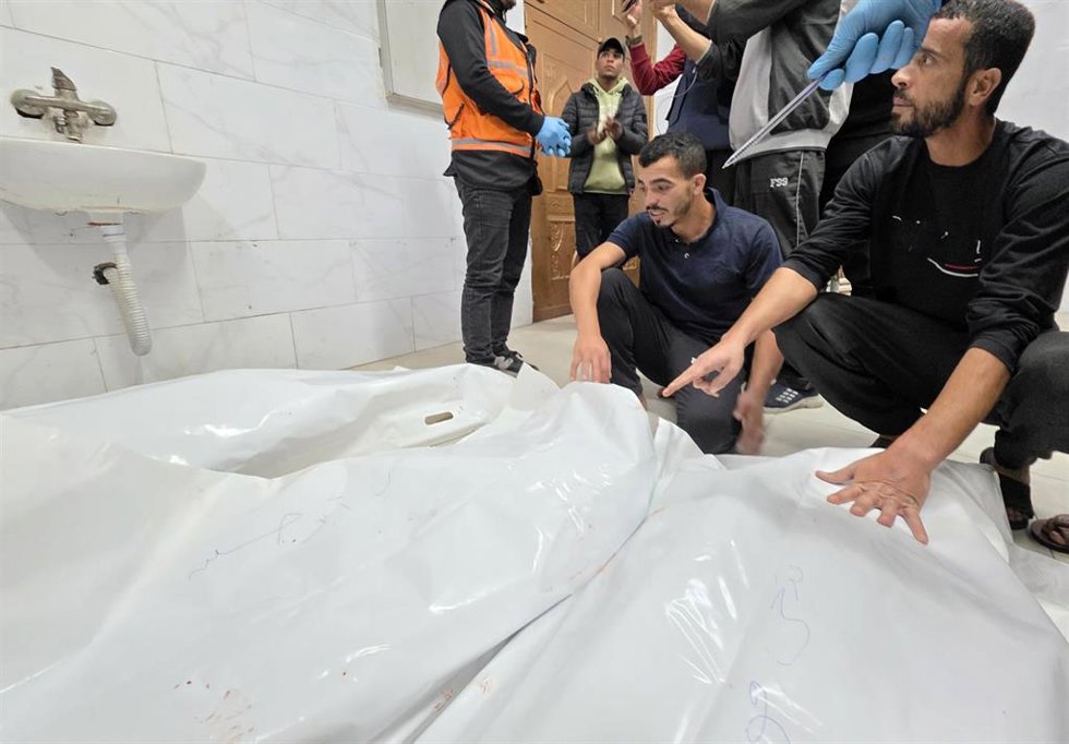 Palestinos en el Hospital Naser junto a varios muertos por un ataque de Israel contra el sur de la Franja de Gaza (archivo)