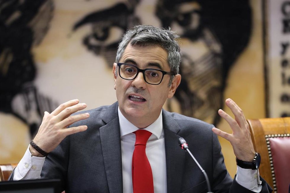 El ministro de la Presidencia, Justicia y Relaciones con las Cortes, Félix Bolaños, comparece ante la comisión de Investigación sobre la gestión del Presidente del CIS, en el Senado, a 5 de diciembre de 2025, en Madrid (España).