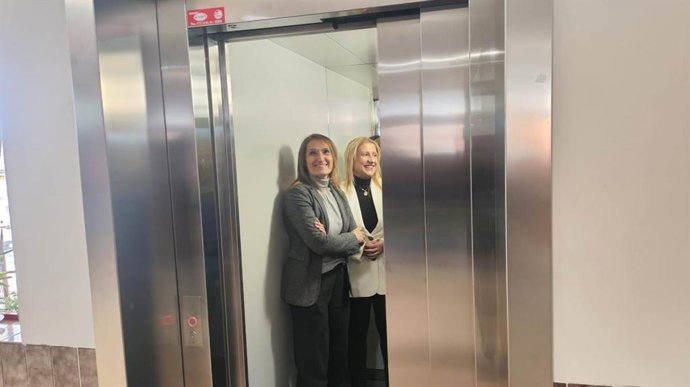 Lucas (izda) y De Gregorio visitan las obras del CEIP Los Doce Linajes de Soria