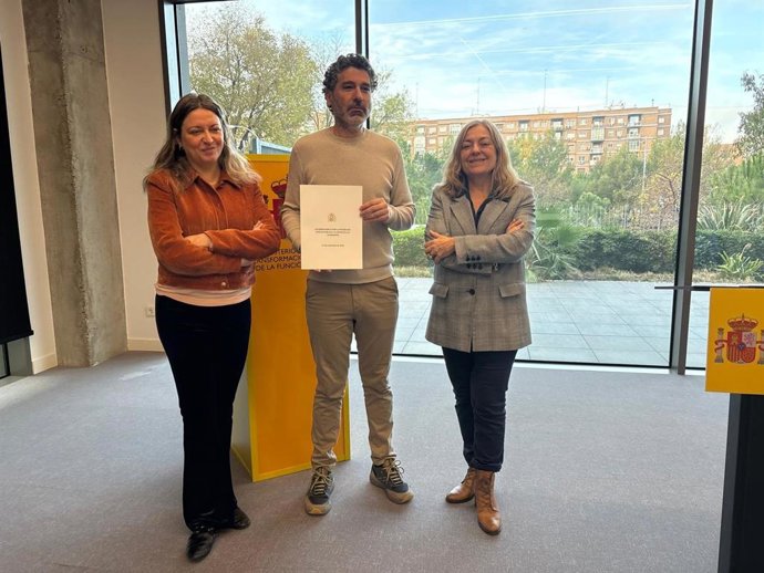 El coordinador del Área Pública de CCOO, Lucho Palazzo, posa con el acuerdo para la mejora de las condiciones laborales de los empleados públicos en el Ministerio de Función Pública