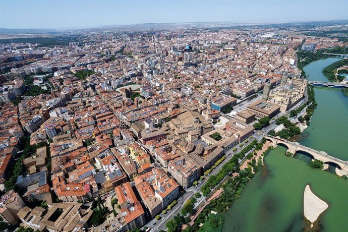 Archivo - Imagen aérea de una perspectiva de Zaragoza, con el río Ebro y la basílica del Pilar a la derecha