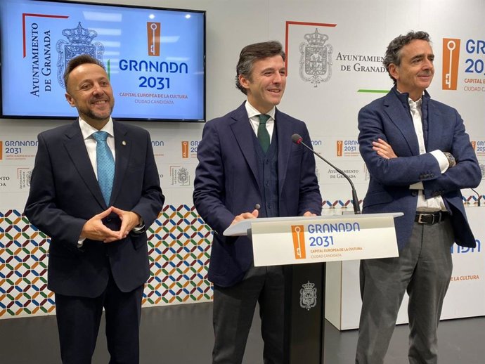 Desde la izquierda los ediles de Mantenimiento, de Presidencia y de Urbanismo de Granada, Francisco Almohalla, Jorge Saavedra y Enrique Catalina