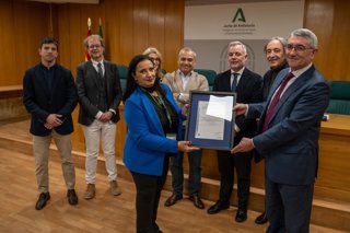 El viceconsejero de Sanidad, Presidencia y Emergencias, Nicolás Navarro, ha asistido al acto de entrega de la acreditación CAPAC al servicio de Medicina Intensiva del Hospital Virgen de las Nieves de Granada.