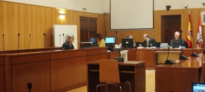 El banquillo de la Audiencia de Valladolid, ocupado únicamente por la letrada defensora del encausado, que ha sido juzgado pese a no comparecer.